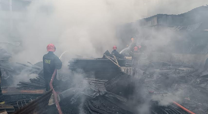 রামপুরায় সিএনজি গ্যারেজের আগুনে ৮০ লাখ টাকার ক্ষতি