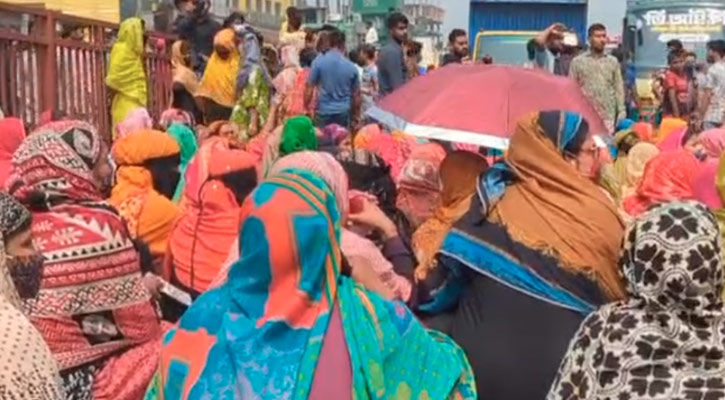 বেতন-বোনাসের দাবিতে গাজীপুরে শ্রমিকদের বিক্ষোভ