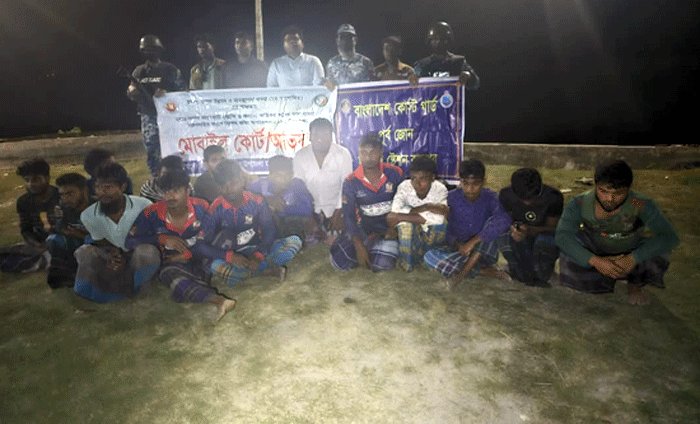 নিষেধাজ্ঞা অমান্য করে মাছ শিকার, রায়পুরে ১২ জেলের অর্থদণ্ড