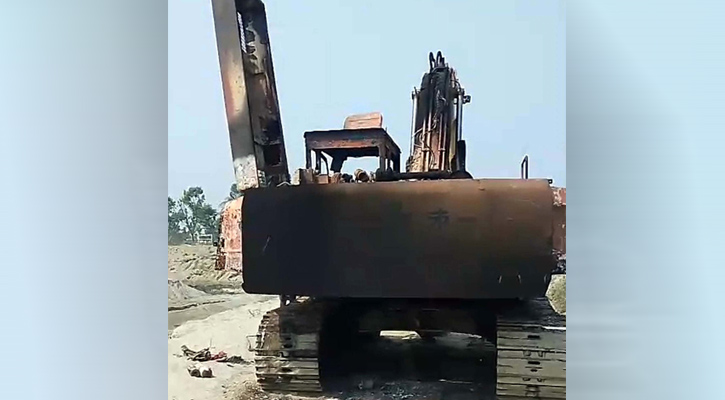 জাপা নেতার ভেকু পুড়িয়ে দিল বিক্ষুব্ধ জনতা