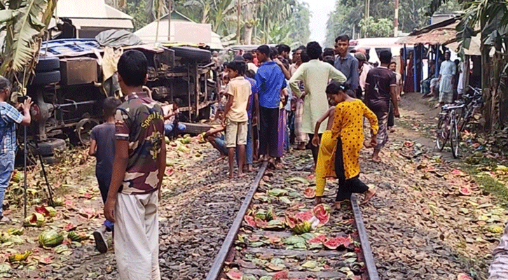 জামালপুরে ট্রাকে ট্রেনের ধাক্কা, আহত ৩