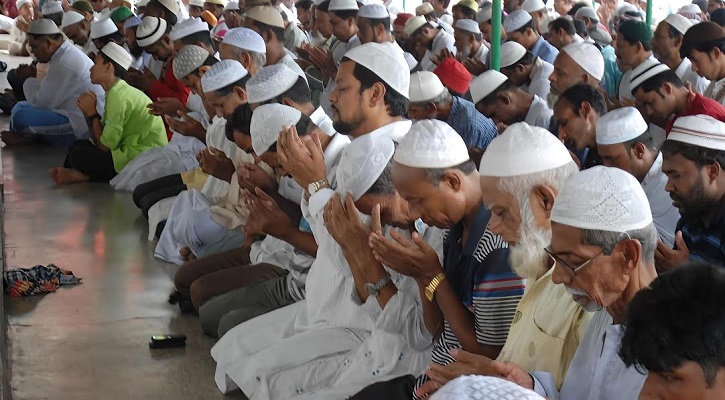রাজশাহীতে জুমাতুল বিদায়ে মুসল্লিদের ঢল, পাপ-অকল্যাণ থেকে মুক্তি কামনা