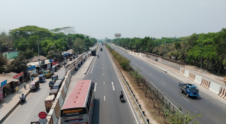 গাড়ির চাপ থাকলেও স্বস্তির যাত্রা পদ্মা সেতু এক্সপ্রেসওয়েতে