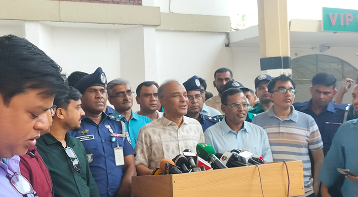 টিকিট কালোবাজারি বন্ধ হওয়ায় ট্রেনে ঈদযাত্রায় স্বস্তি: স্বরাষ্ট্র উপদেষ্টা 