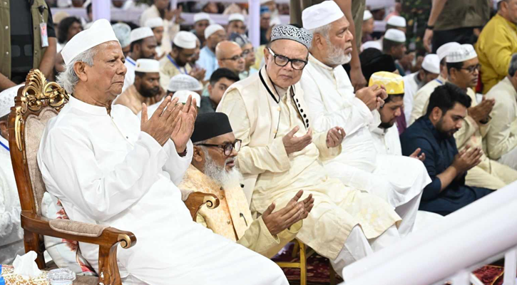 ঈদের নামাজ আদায় করলেন প্রধান উপদেষ্টা