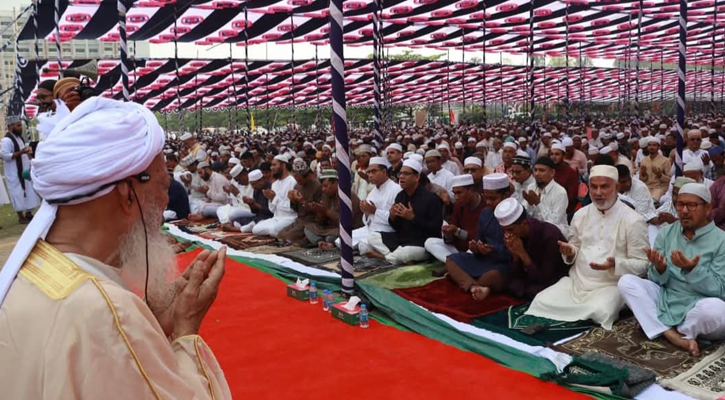 খুলনায় ঈদের জামাতে মুসল্লিদের ঢল, গাজাবাসীর জন্য দোয়া