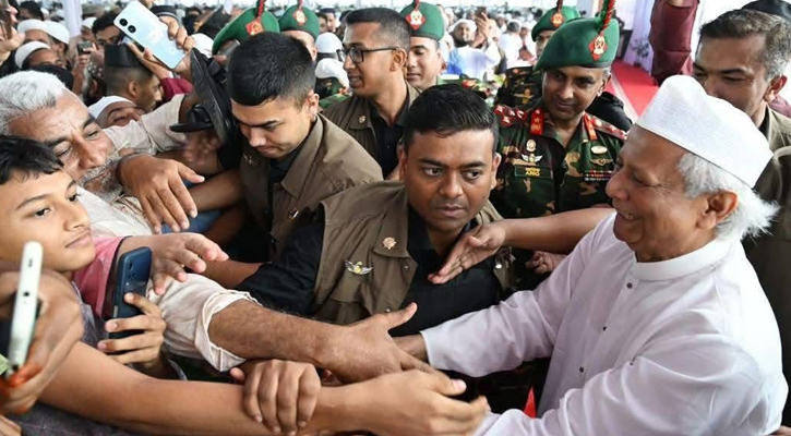 জনতার সঙ্গে হাত মিলিয়ে ঈদের শুভেচ্ছা বিনিময় ড. ইউনূসের