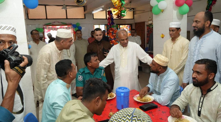 রাজারবাগ পুলিশ লাইনস পরিদর্শন করলেন স্বরাষ্ট্র উপদেষ্টা 