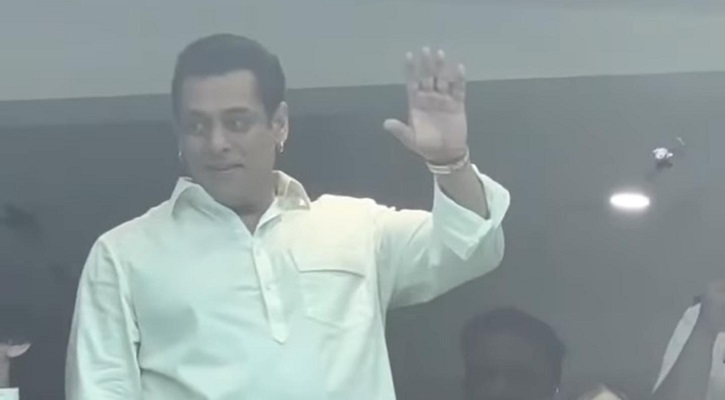 বুলেট প্রুফ গ্লাসের ভেতর থেকে ভক্তদের দেখা দিলেন সালমান