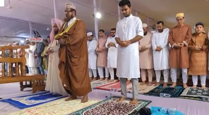 অন্যদের অনুরোধেই ঈদ জামাতে সামনে আসেন আসিফ, ইমামের পাশে ছিলেন আরও একজন