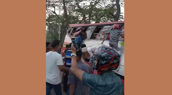 কুমিল্লায় গাছের সঙ্গে বাসের ধাক্কা, নিহত ৩