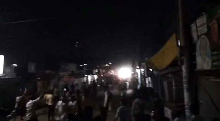 নারীকে উত্ত্যক্ত করার জেরে টর্চলাইট জ্বালিয়ে সংঘর্ষ, আহত শতাধিক