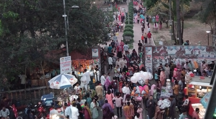 ঈদের তৃতীয় দিনেও রমনা পার্কে বিনোদনপ্রেমীদের ভিড়