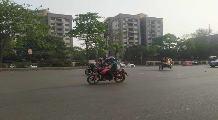 ফাঁকা সড়কে বেপরোয়া মোটরসাইকেল চালকরা