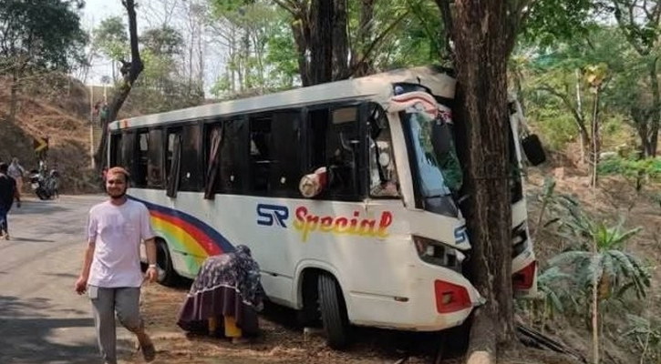 বান্দরবানে গাছের সঙ্গে পর্যটকবাহী বাসের ধাক্কা, আহত ২৫