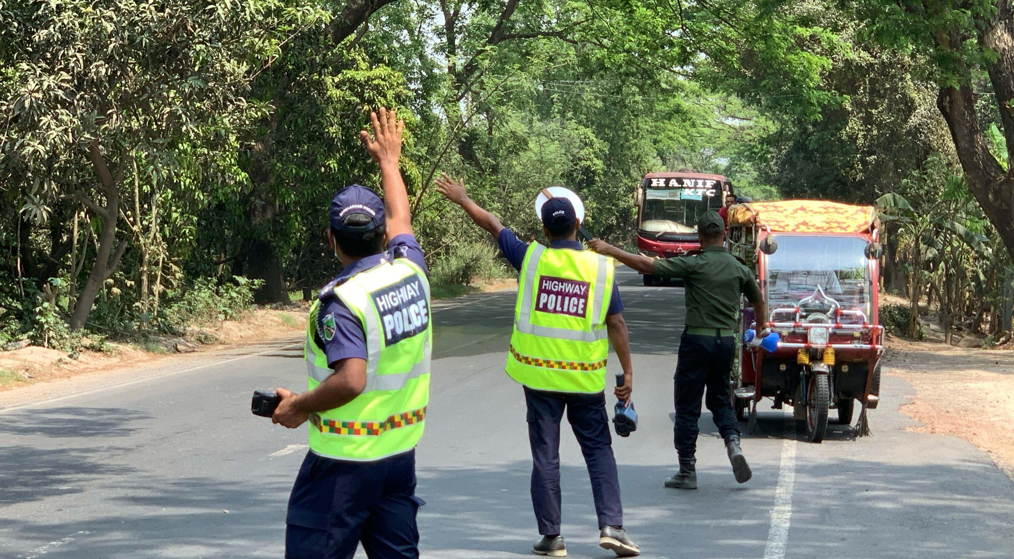 বাড়তি ভাড়া নিয়ে জরিমানা গুনল হানিফ পরিবহন