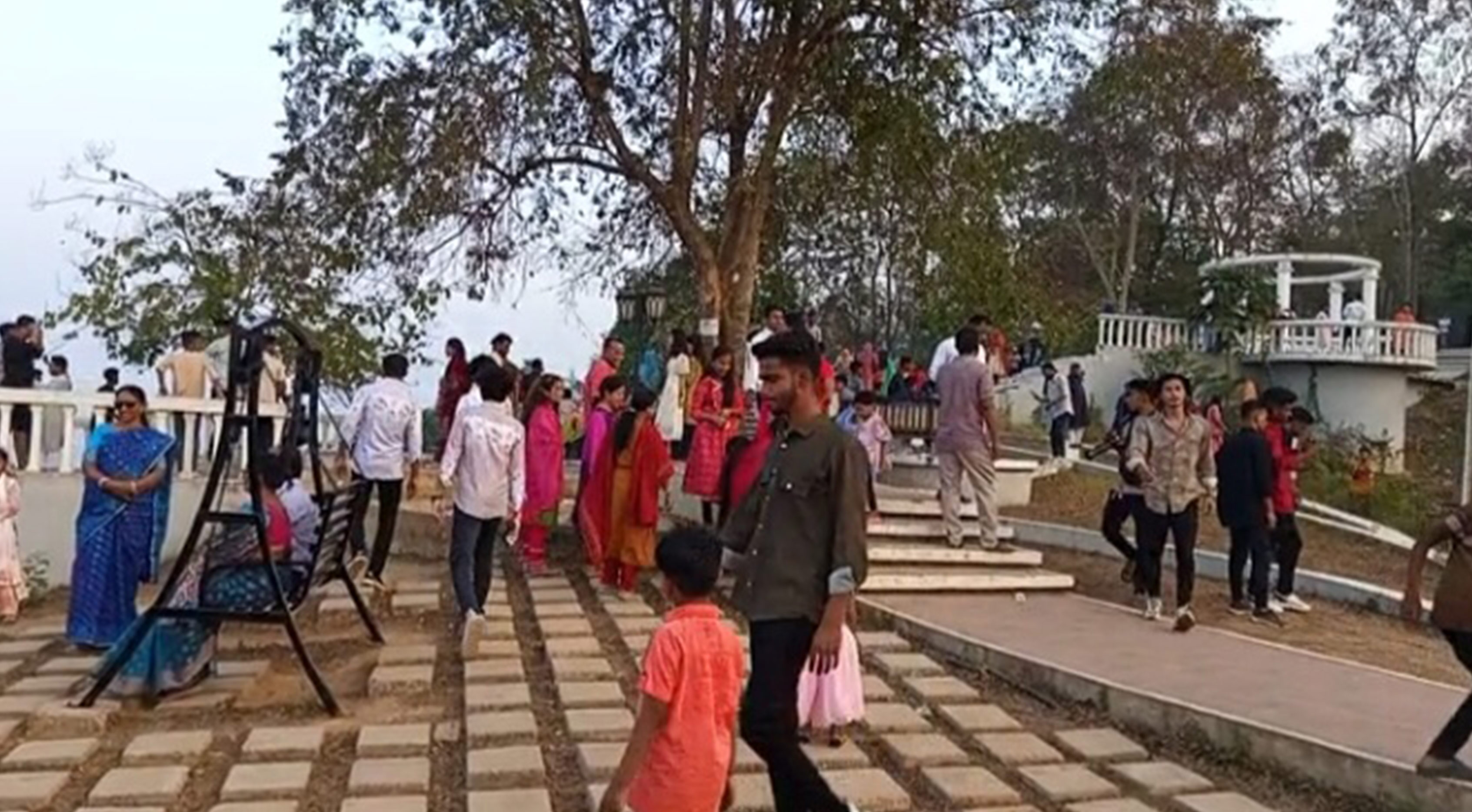 পাহাড়ের পর্যটন কেন্দ্রে দর্শনার্থীর ঢল