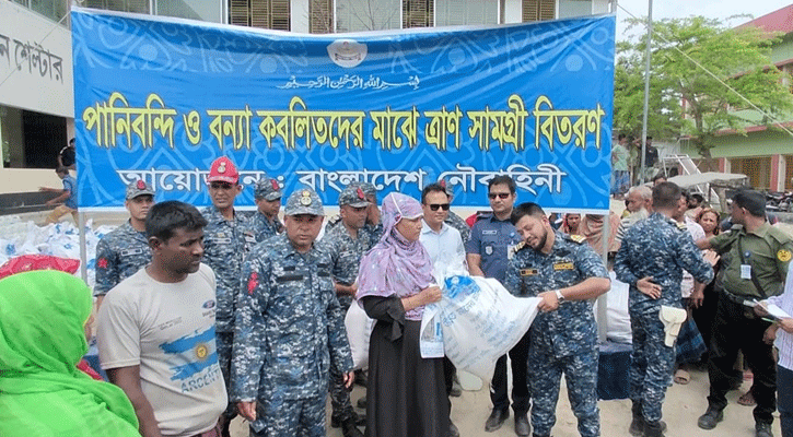 আশাশুনির ভাঙনকবলিত এলাকায় জরুরি ত্রাণ ও মেডিকেল সহায়তা নিয়ে নৌবাহিনী