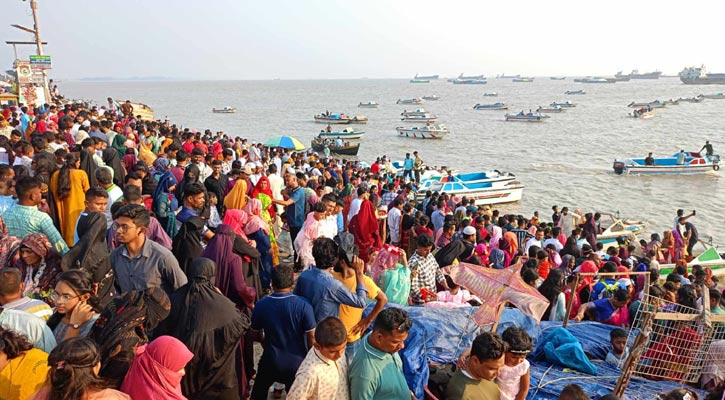 পতেঙ্গা সৈকতসহ বিনোদন কেন্দ্রে ঈদের ভিড়