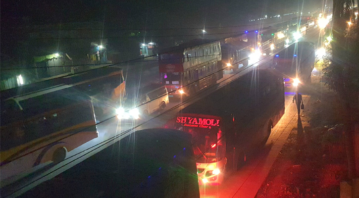 গভীর রাতে গাইবান্ধায় মহাসড়কে তীব্র যানজট