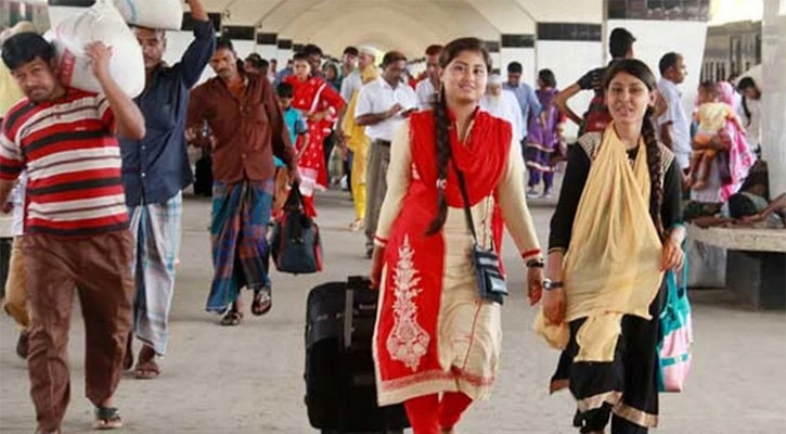 ট্রেনে স্বস্তিতে রাজধানীতে ফিরছে মানুষ 