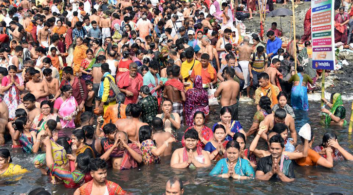 লাঙ্গলবন্দে মহাঅষ্টমীর স্নানোৎসবে পুণ্যার্থীদের ঢল