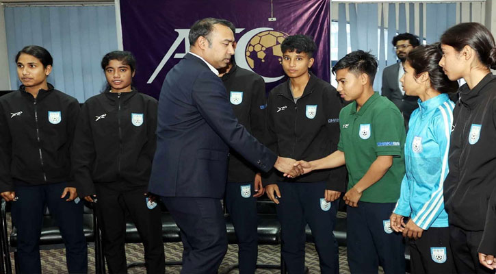 নারী ফুটবলারদের সঙ্গে বাফুফে সভাপতির সৌজন্য সাক্ষাৎ