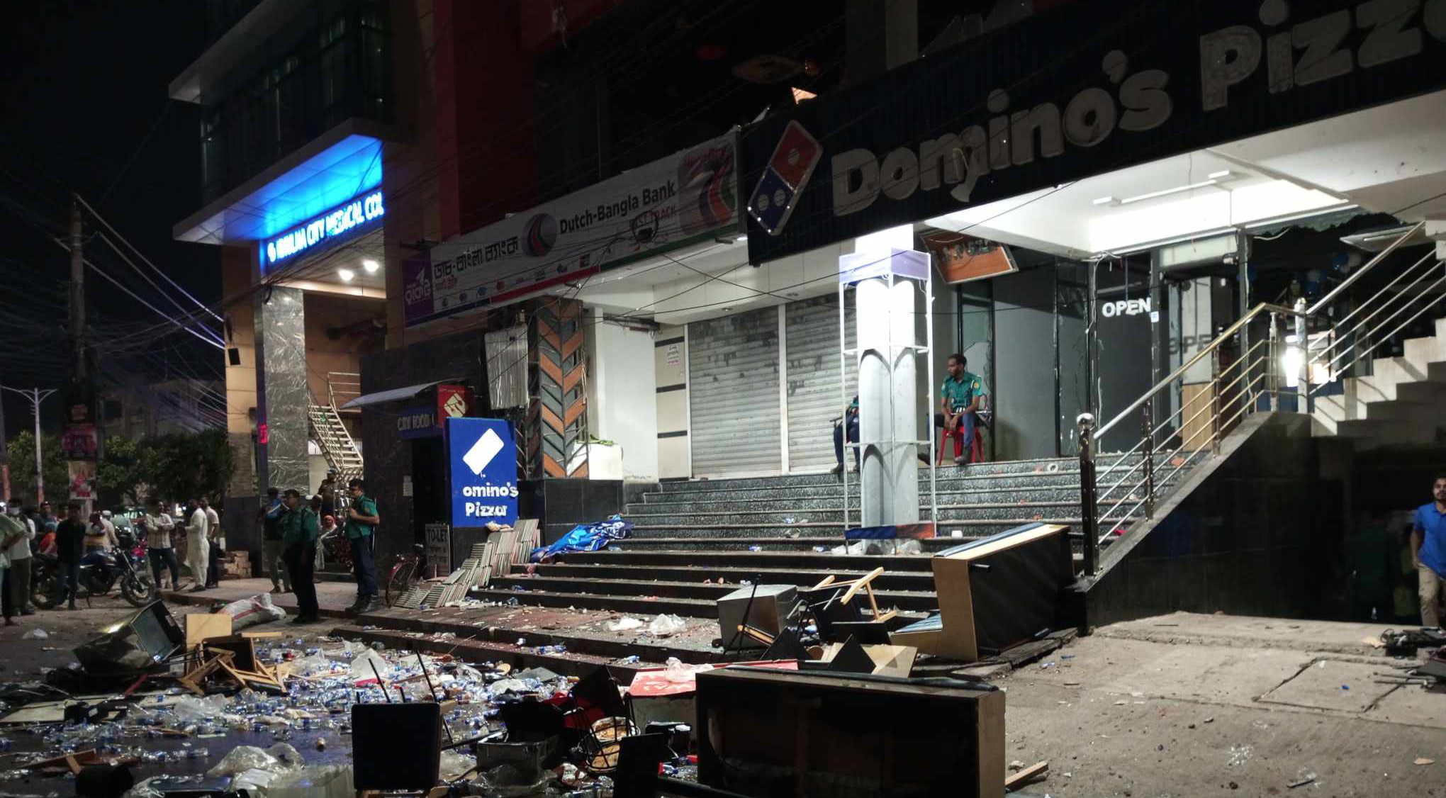 খুলনায় বাটা-ডমিনো’স-কেএফসিতে হামলা-ভাঙচুর