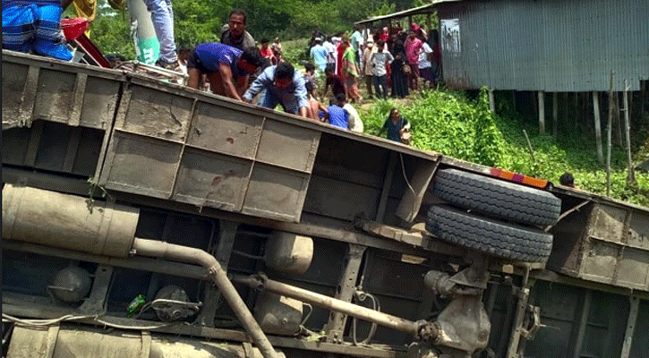 ফরিদপুরে বাস খাদে পড়ে পাঁচজন নিহত 