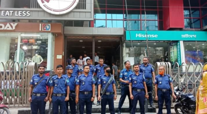 না.গঞ্জে কেএফসি ভবনের নিরাপত্তায় পুলিশ, নিতাইগঞ্জে আটক ৪