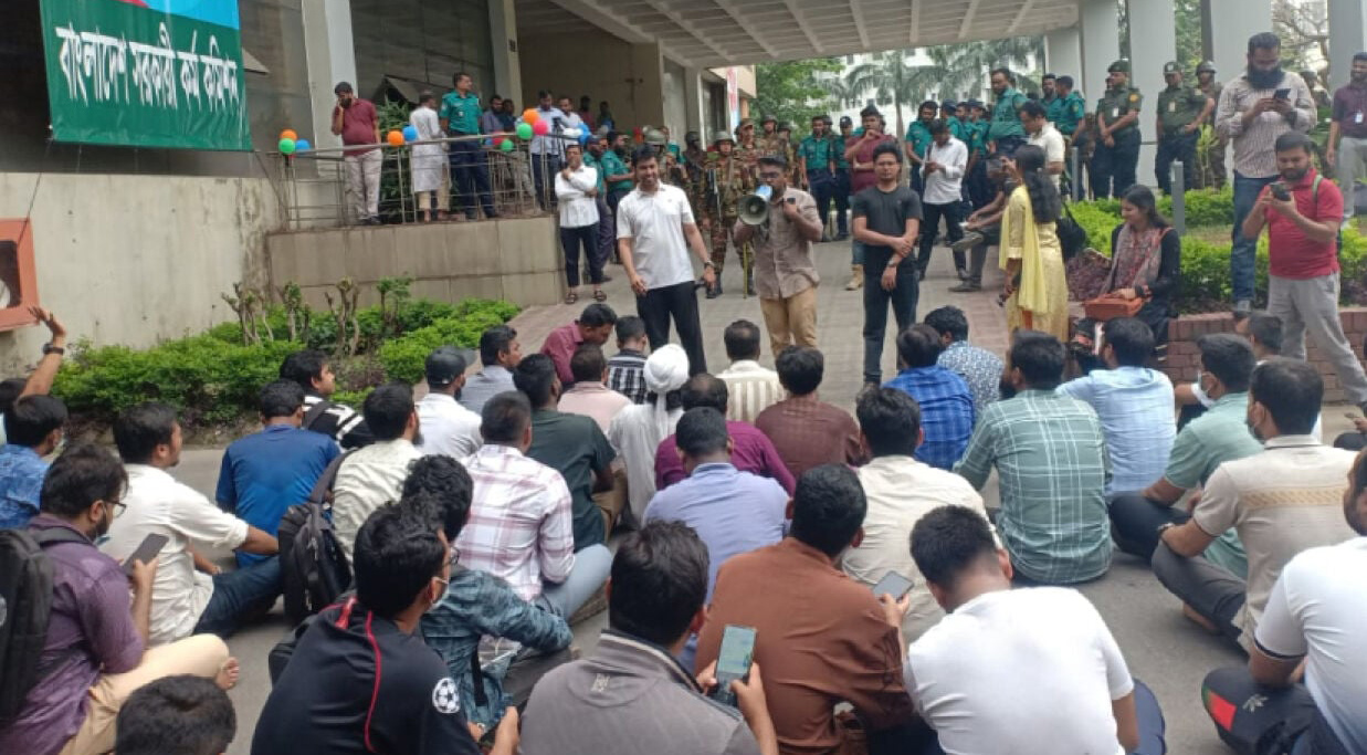 বিসিএসের লিখিত পরীক্ষা পেছাতে ৩ দিনের আলটিমেটাম চাকরিপ্রার্থীদের