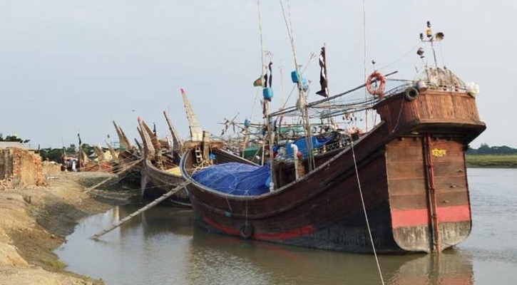 বঙ্গোপসাগর থেকে ৫ ট্রলারসহ ১১ জেলেকে অপহরণ করল আরাকান আর্মির 