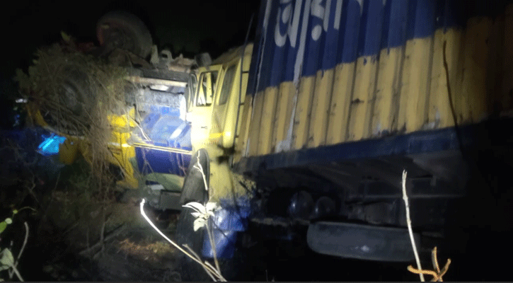 দাউদকান্দিতে ট্রাক-কাভার্ডভ্যান খালে, নিহত দুই