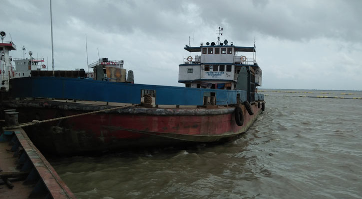 ঝোড়ো বাতাসে পদ্মা উত্তাল, পাটুরিয়া-দৌলতদিয়া রুটে ফেরি বন্ধ 