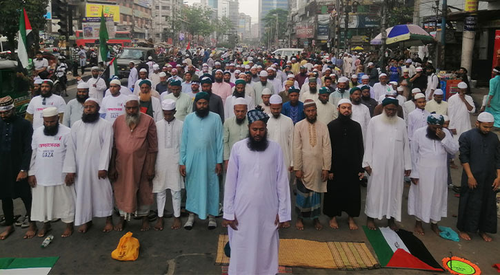 ‘মার্চ ফর গাজা’: সড়কে নামাজ আদায় মুসল্লিদের