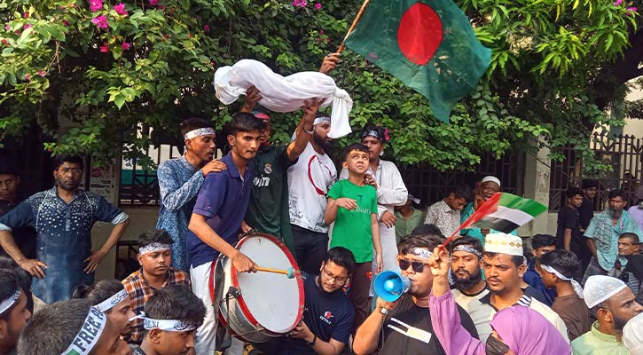 ফিলিস্তিনি শিশুর প্রতীকী লাশ নিয়ে প্রতিবাদ