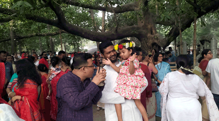 বর্ষবরণে রমনায় হাজারো মানুষের ঢল