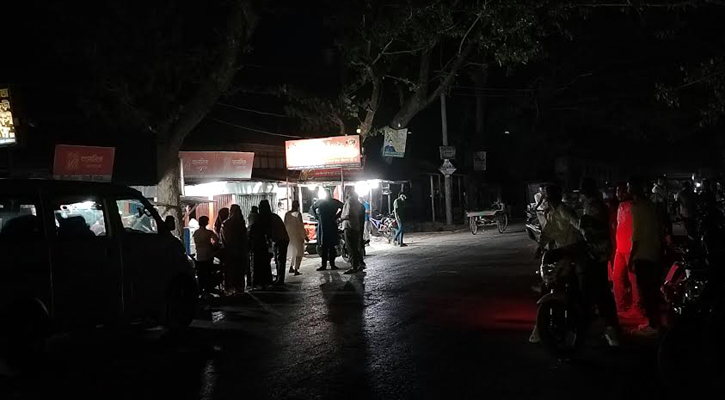 পহেলা বৈশাখ: রাতেও পদ্মার পাড়ে দর্শনার্থীদের ভিড়