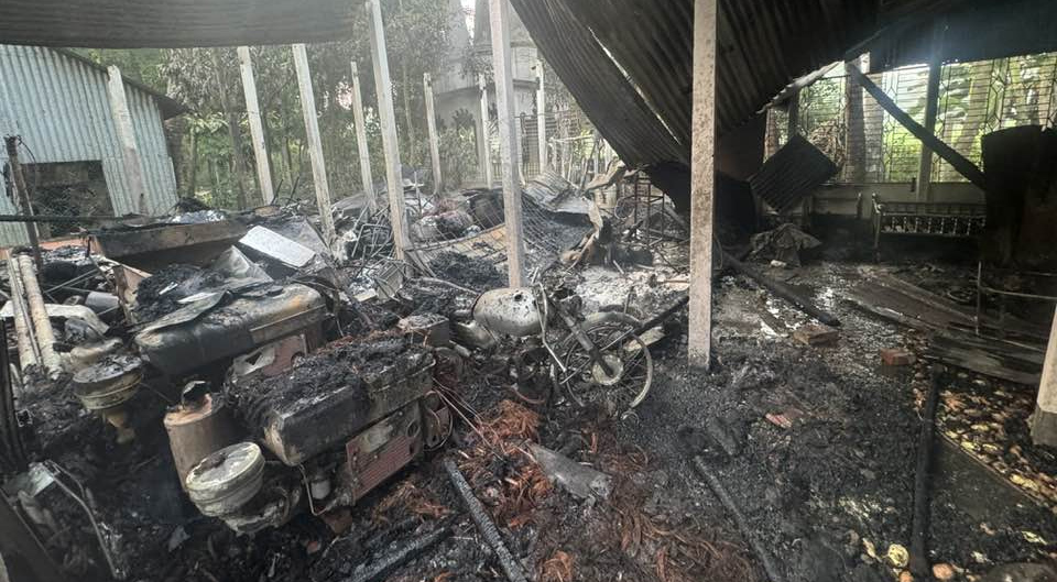 পহেলা বৈশাখের মোটিফ বানানো চিত্রশিল্পীর বাড়িতে আগুন দিল দুর্বৃত্তরা