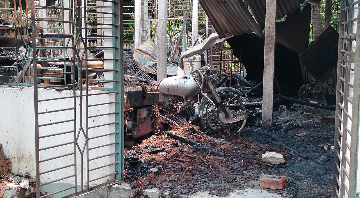 শিল্পী মানবেন্দ্র ঘোষের পুড়ে যাওয়া বাড়ি পুনর্নির্মাণ করে দেবে প্রশাসন