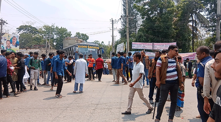 লক্ষ্মীপুরে সড়ক অবরোধ পলিটেকনিক শিক্ষার্থীদের, যাত্রীদের দুর্ভোগ 