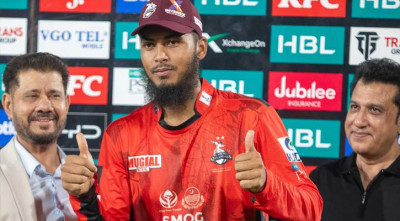 পিএসএলের শীর্ষ উইকেটশিকারির ক্যাপ এখন ‘ম্যাজিক ম্যান’ রিশাদের মাথায়