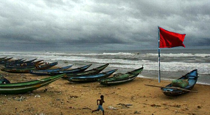 ১২ অঞ্চলের নদীবন্দরে সতর্ক সংকেত