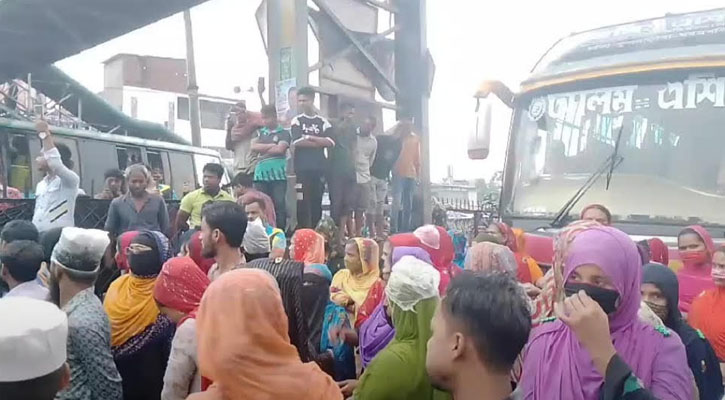 গাজীপুরে বকেয়া বেতনের দাবিতে পোশাক শ্রমিকদের বিক্ষোভ