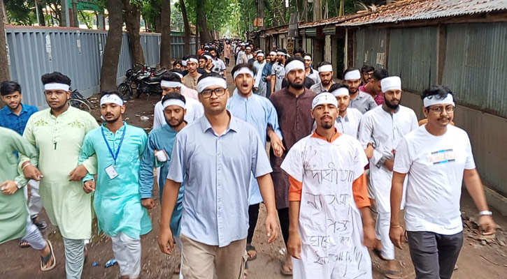যশোরে কাফনের কাপড় মাথায় বেঁধে পলিটেকনিক শিক্ষার্থীদের মিছিল