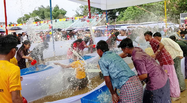 জলকেলিতে মাতোয়ায়া মারমা তরুণ-তরুণীরা