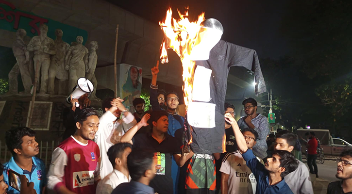ঢাবিতে কুয়েট উপাচার্যের কুশপুতুলে আগুন, পদত্যাগ দাবি
