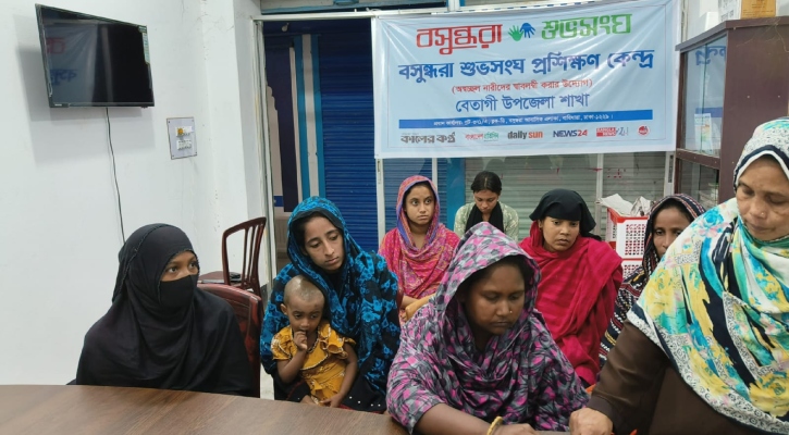 বেতাগীতে বসুন্ধরা শুভসংঘের উদ্যোগে নারীদের সেলাই প্রশিক্ষণ