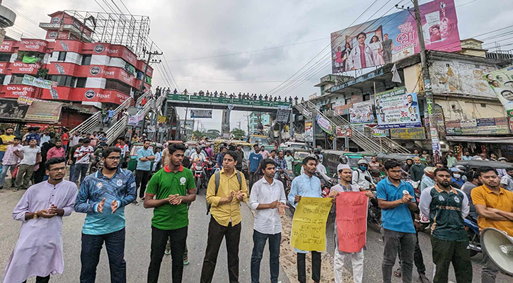 কুয়েট ভিসির পদত্যাগের দাবিতে চবি শিক্ষার্থীদের মহাসড়ক অবরোধ 