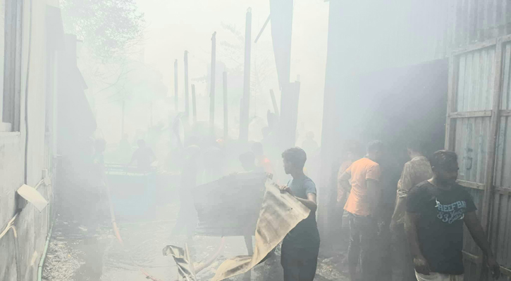 টঙ্গীতে আগুনে পুড়লো ৩ ঝুট গুদাম